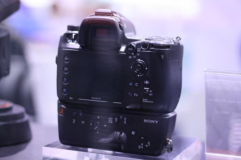 Illustration for article titled Sony's 25-Megapixel Full-Frame Sensor Lands in Massive Sony DSLR